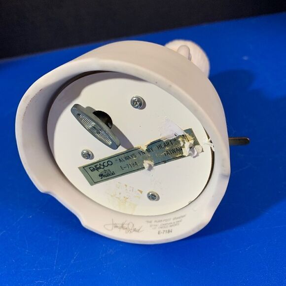 Precious Moments The Purr fect Grandma Music Box - Picture 5 of 5